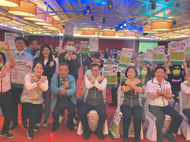 桃园市长郑文灿(前排中)21日宣传四大公投，痛批国民党主席朱立伦把美国人当傻子。(吕筱蝉摄)