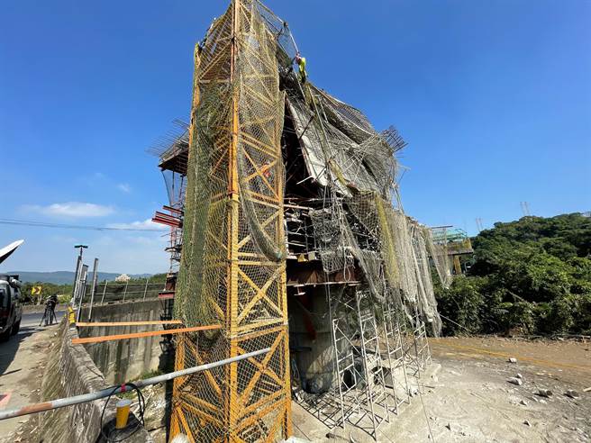 新北市捷運三鶯線工地20日進行橋墩灌漿工程，因下方鷹架支撐不足「爆模」導致3死2傷。（葉書宏攝）
