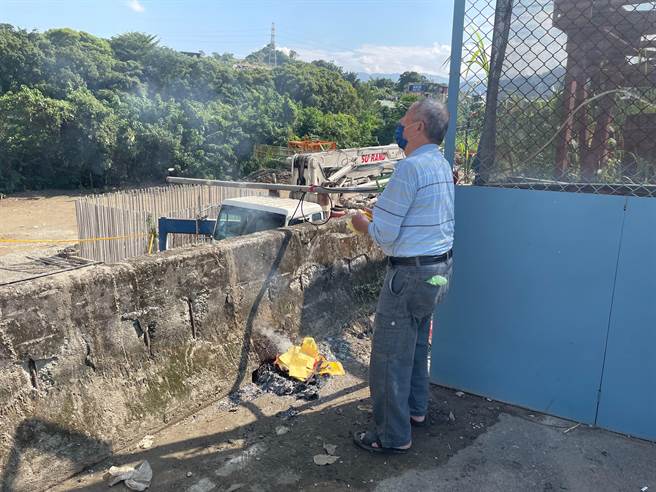 當地熱心民眾稱「有感應到！他們跟我要！」帶著紙錢前往現場焚燒，盼亡者一路好走。（葉書宏攝）