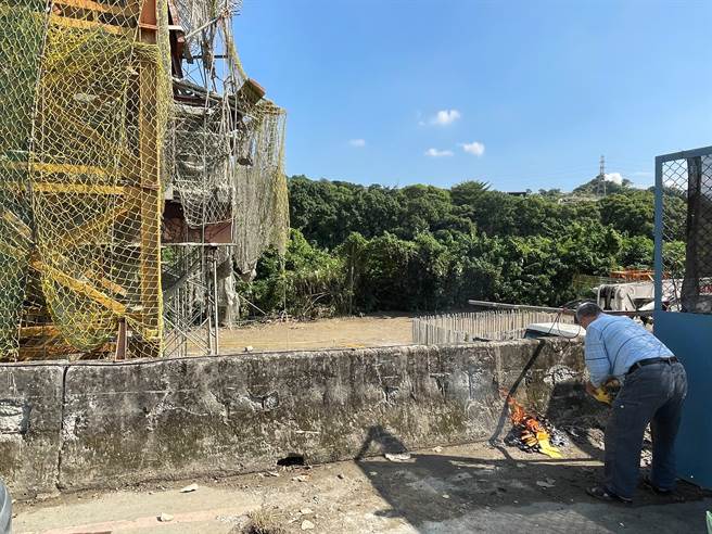 當地熱心民眾稱「有感應到！他們跟我要！」帶著紙錢前往現場焚燒，盼亡者一路好走。（葉書宏攝）