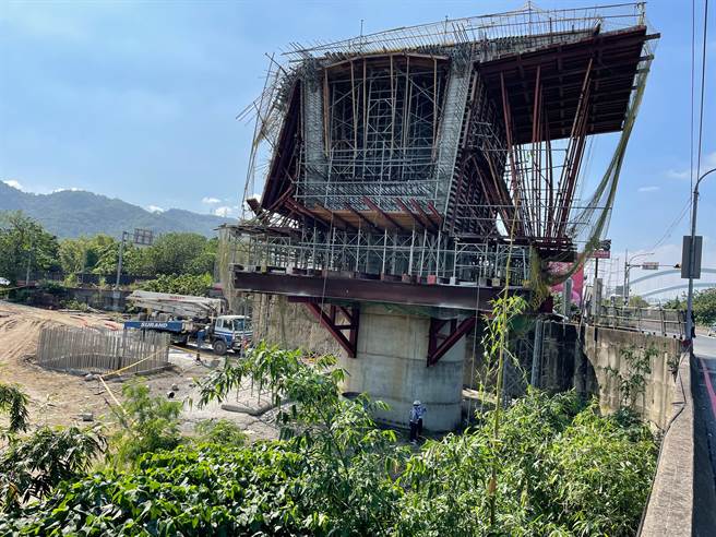 新北市捷運三鶯線工地20日進行橋墩灌漿工程，因下方鷹架支撐不足「爆模」導致3死2傷。（葉書宏攝）