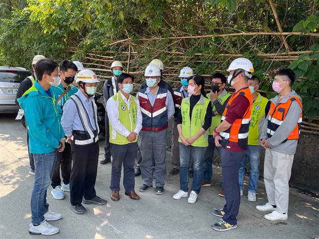 民進黨立委吳琪銘也到現場會勘，聽取工程單位說明。（葉書宏攝）