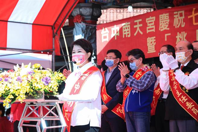 台中市长卢秀燕说，台中购物节APP已破100万人次下载，昨日登录金额也破161亿元，比去年90.34亿元更多，十分成功，市府会继续努力拚经济。（卢金足摄）