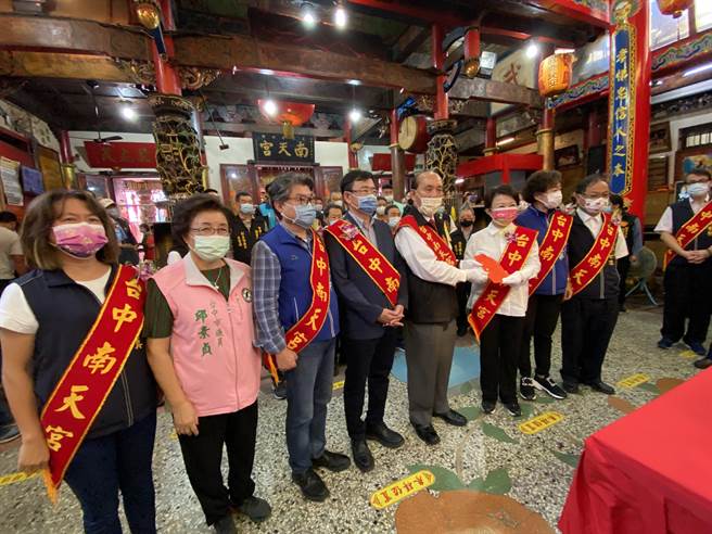 台中市长卢秀燕21日6度出席台中南天宫活动，感谢南天宫长期对地方的贡献，并祈求关圣帝君庇佑市民平安、市运昌隆。（卢金足摄）