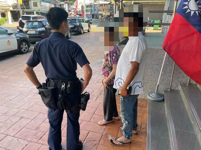 78歲婦人出外散步迷途，幸警方化身人體導航，順利通知家屬前來帶返家。（民眾提供／盧金足台中傳真）