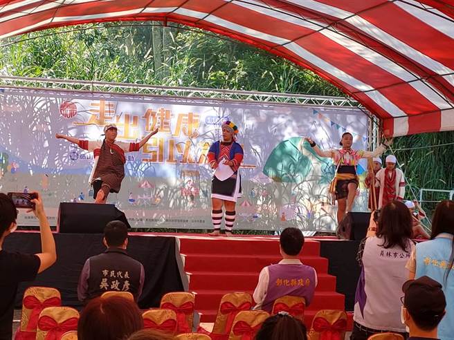  員林市公所順勢邀請在地小農擺攤，打造藤山市集，行銷在地農特產品，經過將近一個月的試營運廣受好評，21日正式開幕。(吳建輝攝)