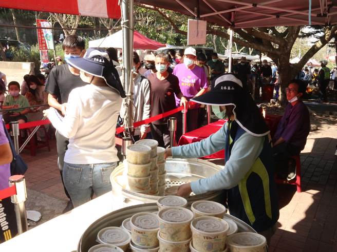 21日正式開幕，除了精彩的表演舞台秀外，還有千份木鱉果炒米粉免費吃，吸引上千民眾到訪。(吳建輝攝)