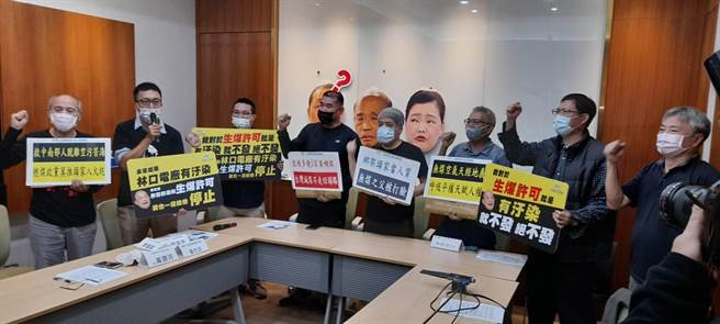 藻礁公投推动联盟、台湾健康空气行动联盟、南部反空污大联盟等团体今(21)日立法院召开记者会，痛批执政党逼民眾要在空污、藻礁之间做选择。（台湾健康空气行动联盟提供）