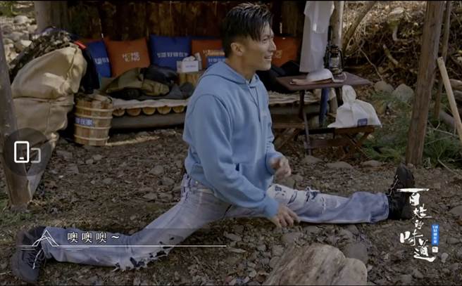 谢霆锋穿着牛仔裤轻松劈了一字马，眾人惊呆。(翻摄自百姓的味道官方微博)