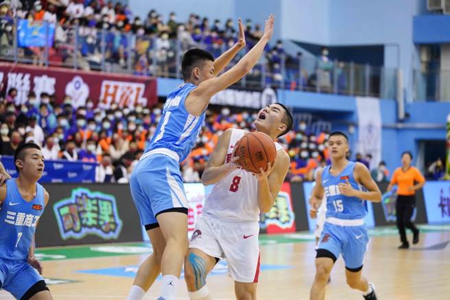 宜中前鋒林柏辰(右)成功騙起對方跳起。(高中體總提供)