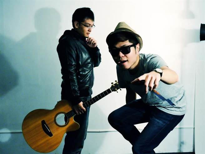 黄子轩与好友KEN组「暗黑白领阶级」。（独一无二娱乐文化提供）