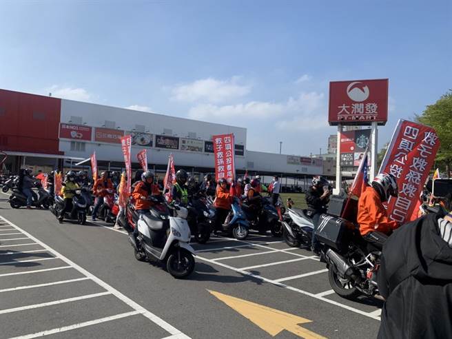 桃園公民團體發起機車隊宣傳公投，孫文學校總校長張亞中現身力挺。(呂筱蟬攝)