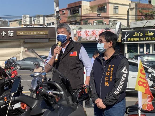 桃園公民團體發起機車隊宣傳公投，孫文學校總校長張亞中現身力挺。(呂筱蟬攝)