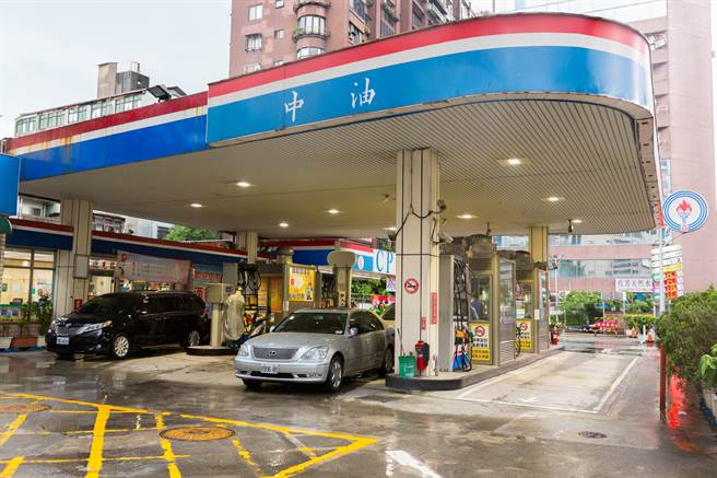 明起油价调降，想加油的民眾可再缓缓。（图／示意图，达志影像）