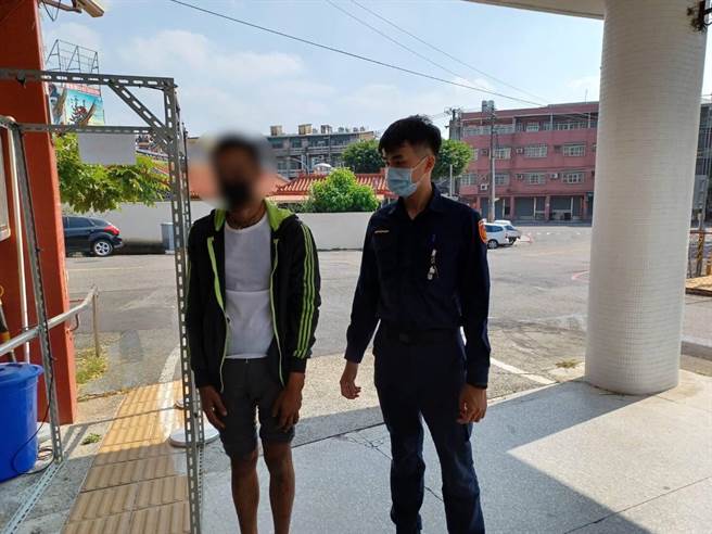 警方表示，陳嫌疑因心情不佳，於路旁撿拾棄置鐵鏟並隨機刮損車輛，偵訊後將他依毀損罪嫌函送法辦。(警方提供／林雅惠高雄傳真)