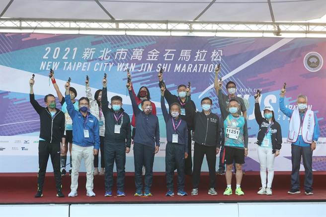 新北市长侯友宜到场为选手鸣枪，强调赛事採取最高标准防疫，选手可以放心安心。（新北市体育处提供）