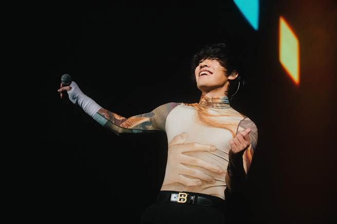 卢广仲脱下眼镜，换上肉色紧身衣，大秀疫情期间锻炼的结实好身材。（添翼创越工作室提供）