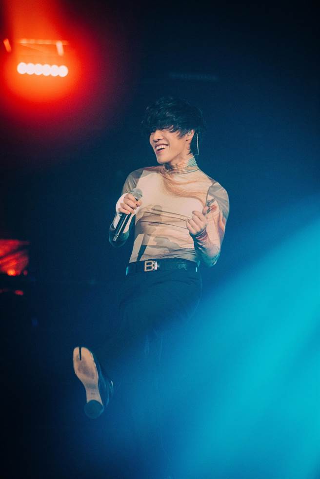 卢广仲脱下眼镜，换上肉色紧身衣，大秀疫情期间锻炼的结实好身材。（添翼创越工作室提供）