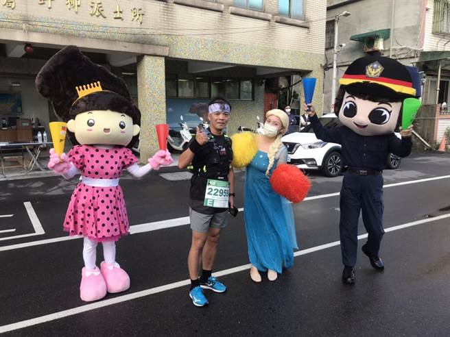 新北市萬金石馬拉松今（21日）開跑，金山警分局替選手加油。（金山警分局提供）