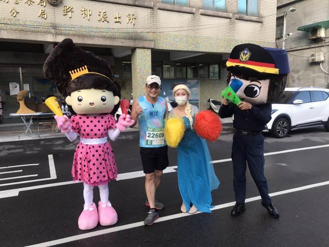 新北市萬金石馬拉松今（21日）開跑，金山警分局替選手加油。（金山警分局提供）