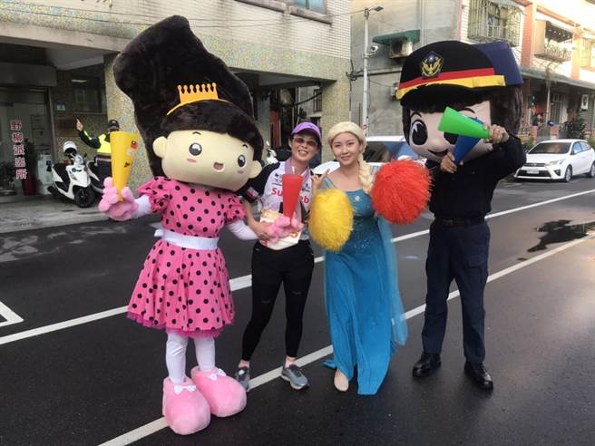 新北市萬金石馬拉松今（21日）開跑，金山警分局替選手加油。（金山警分局提供）