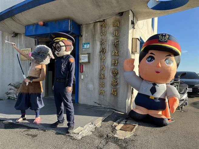 新北市萬金石馬拉松今（21日）開跑，金山警分局替選手加油。（金山警分局提供）