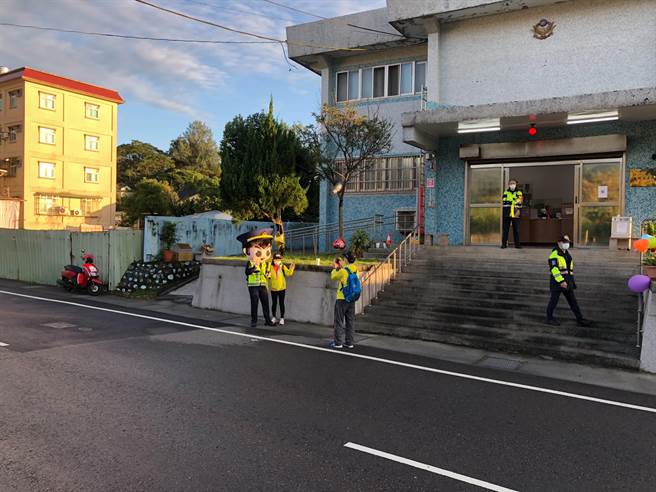 新北市萬金石馬拉松今（21日）開跑，金山警分局替選手加油。（金山警分局提供）