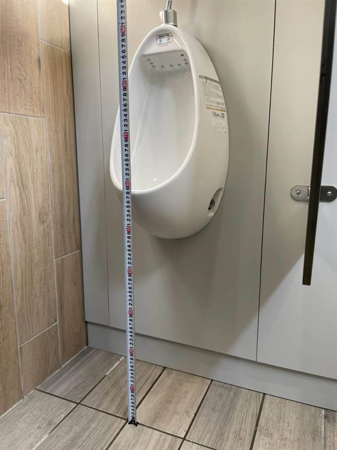 台北市議員李明賢質疑，大港墘公園廁所不友善，小便斗高60公分。（李明賢提供／楊亞璇台北傳真）