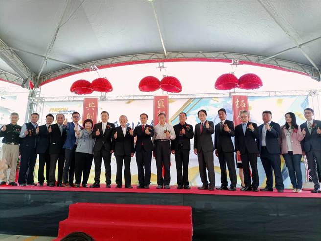 群联电子21日举办5期新研发大楼落成暨厂区附属停车塔上梁典礼，邀请多名政商大咖出席，共襄盛举。（邱立雅摄）