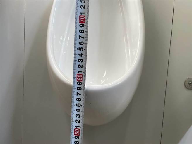 台北市議員李明賢質疑，大港墘公園廁所不友善，小便斗高60公分。（李明賢提供／楊亞璇台北傳真）