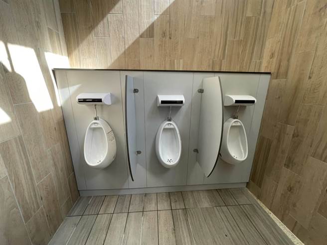 台北市議員李明賢質疑，大港墘公園廁所不友善，小便斗高60公分。（李明賢提供／楊亞璇台北傳真）