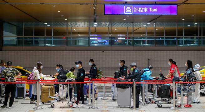 境外移入新增9例 肯亞馬拉松女選手打2劑疫苗又確診。示意圖為桃園機場入境旅客。（資料照 陳麒全攝）