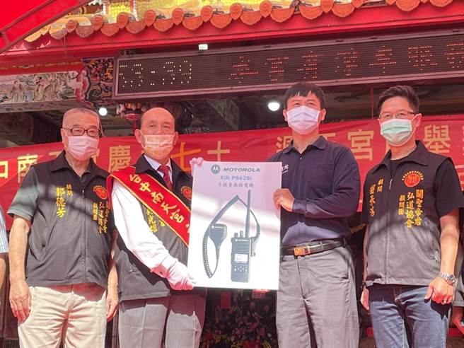 台中南天宫及中华道教关圣帝君弘道协会的顾问团也联合捐赠消防无线电器材予于消防队。（冯惠宜摄）