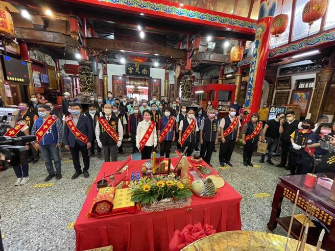 台中南天宫关帝庙举行70周年宫庆，台中市市长卢秀燕、民政局长吴世玮、立委黄国书、议员李中、李丽华等人都亲自到场参与活动。（冯惠宜摄）