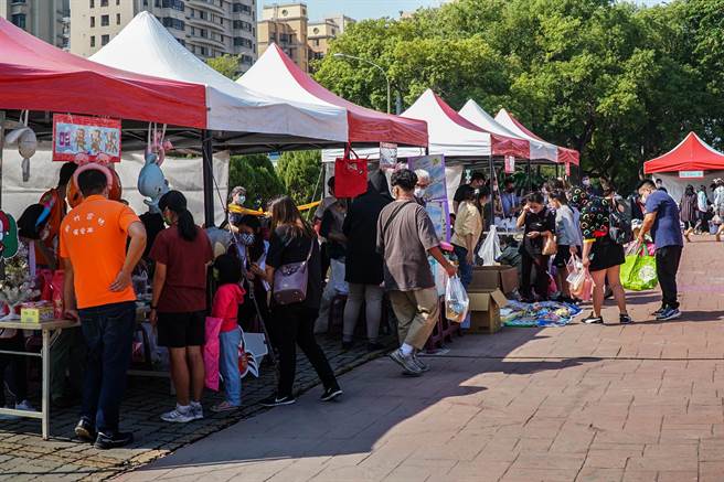 新竹家扶冬暖园游会，有台积电八厂等团体摆爱心摊位，让受扶助的400余户弱势家庭分3个时段参加。（罗浚滨摄）