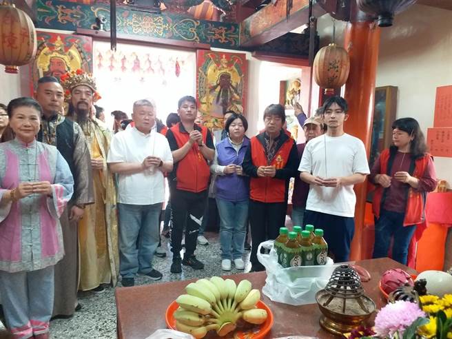 顏清标与子女共同出席开镜仪式，祈求拍摄顺利及收视长红。（保安宫提供／陈淑娥台中传真）