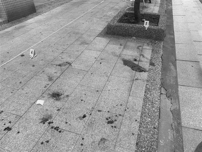 犯案现场地上血迹斑斑。(翻摄照片／蔡依珍桃园传真)