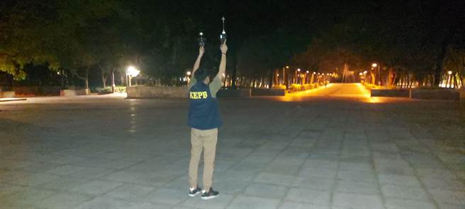 环保局人员持专业气体监测仪器现勘。（高市环保局提供／袁庭尧高雄传真）