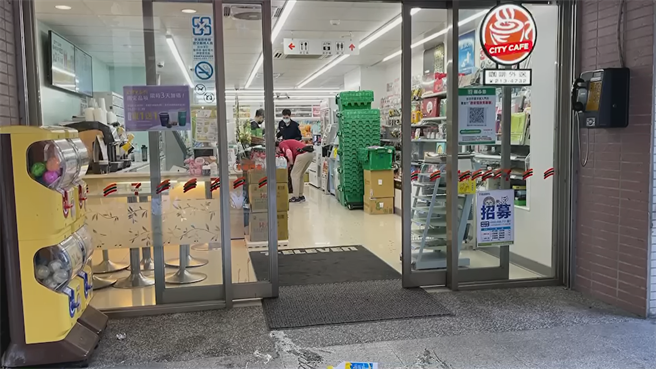 有網友在龜山在地的臉書社群發文，稱在超商當大夜班店員時，曾實測報案，卻是「三不管地帶」，警方30分鐘才到場。(蔡依珍攝)