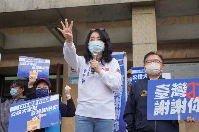 蓝委李贵敏昨和党内同志一起到新北多个地方宣传四大公投。（图片摘自李贵敏脸书）
