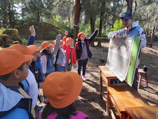 三崙国小「游林学海」教学方案的走读防风林课程。（三崙国小提供）