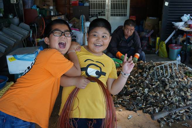 观察社区产业养蚵也是三崙国小的教学方案之一。（三崙国小提供）