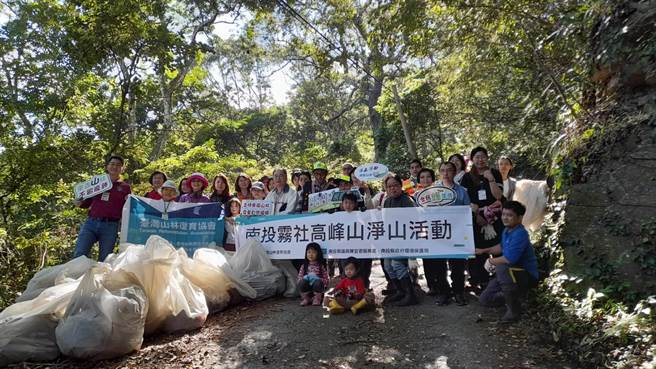 南投县议员陈宜君与台湾山林復育协会21日共同发起净山行动，出动逾30名志工。（读者提供／张妍溱南投传真）