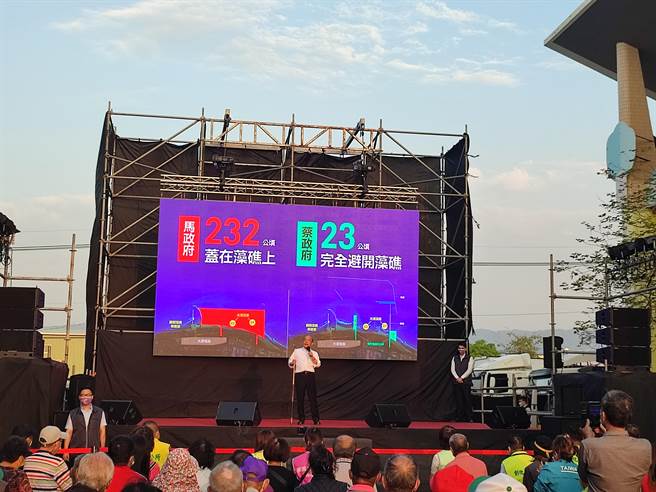 苏贞昌好大的官威啊，意见不同者就被你轰出去，用的还是长长的撞球杆，骂起人来还真是威风八面、不可一世，难怪这么爱用。(吴建辉摄)