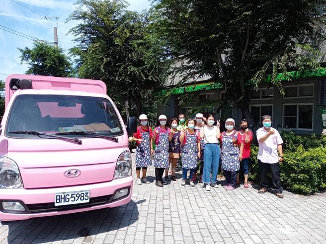 台中市社會局推動「文康車」巡迴服務，頗受好評。(江肇國服務處提供／林欣儀台中傳真)