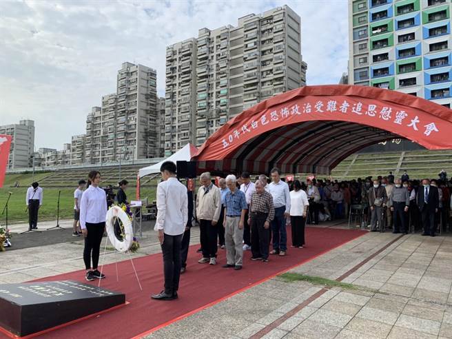台湾地区政治受难人互助会今在台北马场町纪念公园举办「50年代白色恐怖牺牲受难人秋祭追思慰灵大会」。（张薷摄）