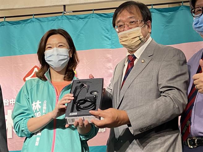 中华民国医师公会全国联合会理事长邱泰源21日代表医界，赠送林静仪一组听诊器，希望将林静仪送进立法院。（卢金足摄）