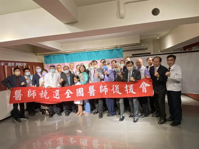 医界21日在林静仪乌日竞选总部成立「医师后援会」，力挺林静仪。（卢金足摄）