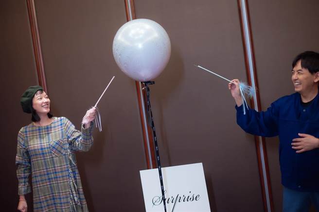 孟耿如（左）和黄子佼戳气球揭晓宝宝性别。