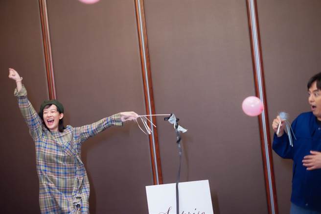 飘出粉红色气球时，孟耿如超级开心，老公黄子佼一脸惊讶。（摘自脸书）